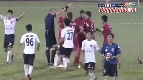 Shocker! See the Moment a Protesting Goalkeeper Purposely Allowed Opponents to Score 3 Goals (Video)